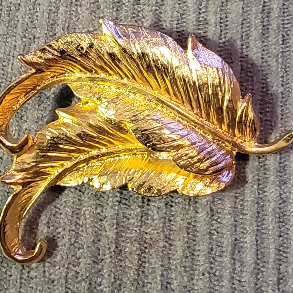 Elegant Gold Leaf Brooch